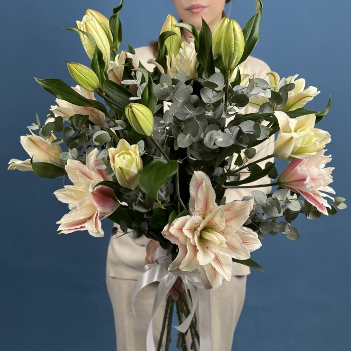 7 розовых пионовидных лилий с эвкалиптом