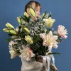 7 розовых пионовидных лилий с эвкалиптом