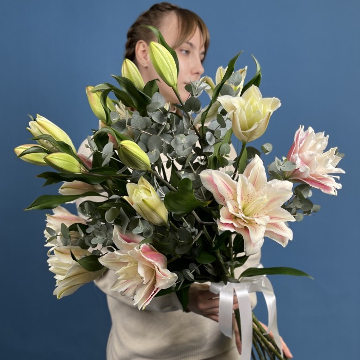 7 розовых пионовидных лилий с эвкалиптом