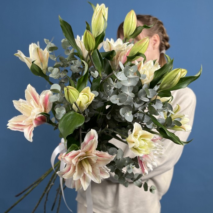 7 розовых пионовидных лилий с эвкалиптом