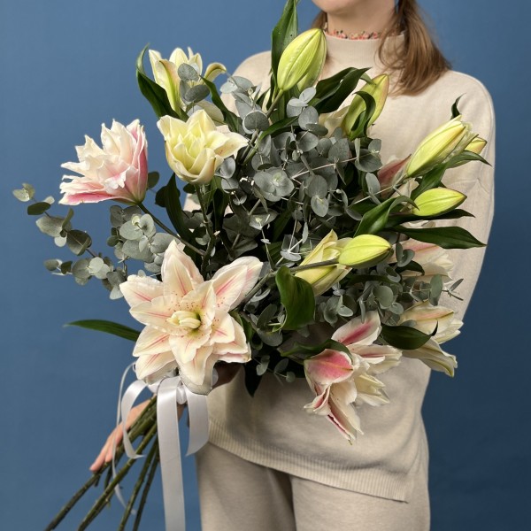 7 розовых пионовидных лилий с эвкалиптом