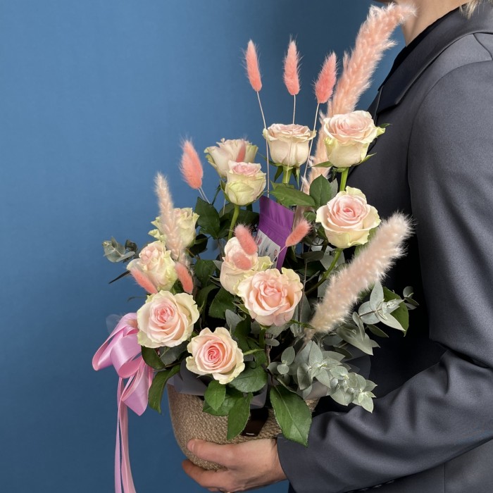 11 нежных роз с чаем Любимой Маме в кашпо