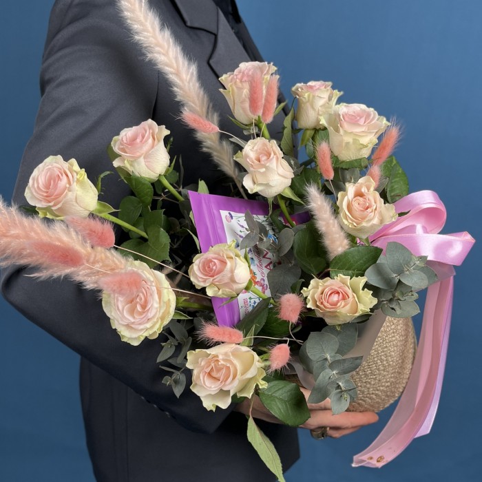 11 нежных роз с чаем Любимой Маме в кашпо