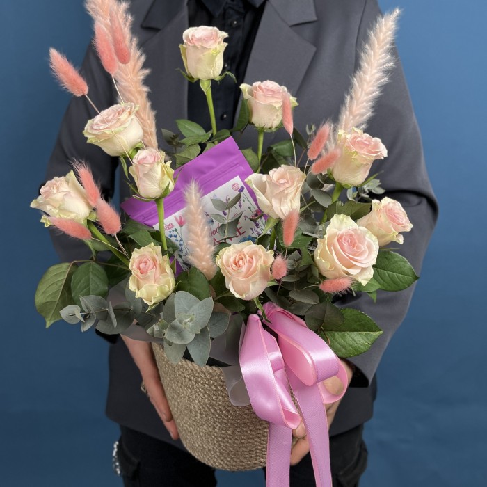 11 нежных роз с чаем Любимой Маме в кашпо