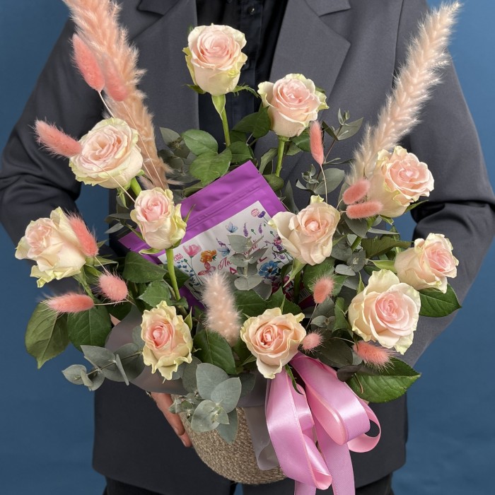 11 нежных роз с чаем Любимой Маме в кашпо