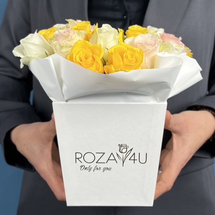 19 роз в квадратной коробке с чаем Моей Маме