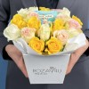 19 роз в квадратной коробке с чаем Моей Маме