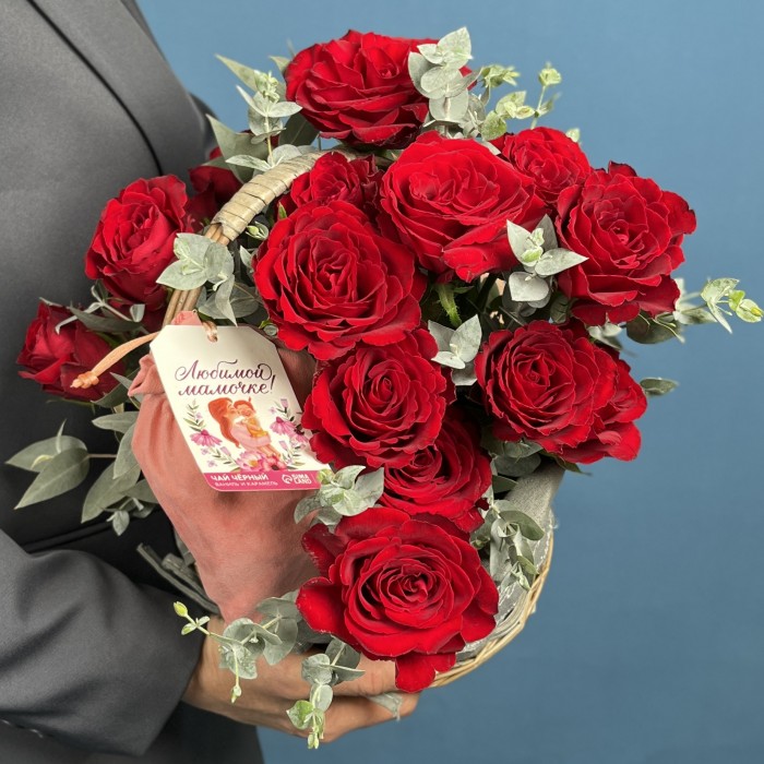 19 красных роз в корзине с чаем Любимой Мамочке