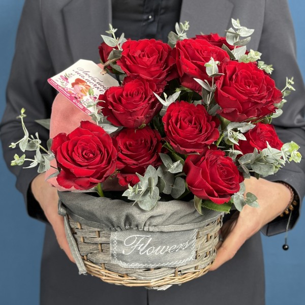 19 красных роз в корзине с чаем Любимой Мамочке
