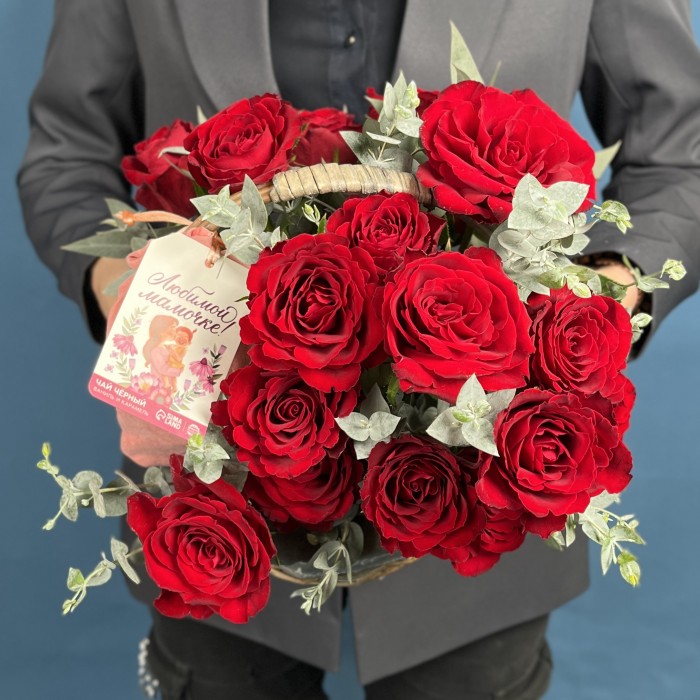 19 красных роз в корзине с чаем Любимой Мамочке