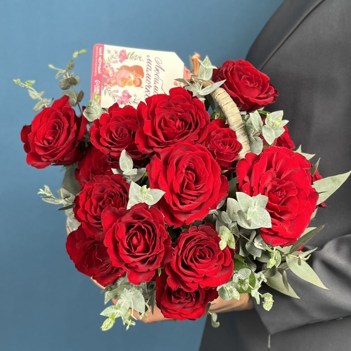 19 красных роз в корзине с чаем Любимой Мамочке