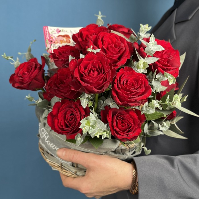 19 красных роз в корзине с чаем Любимой Мамочке