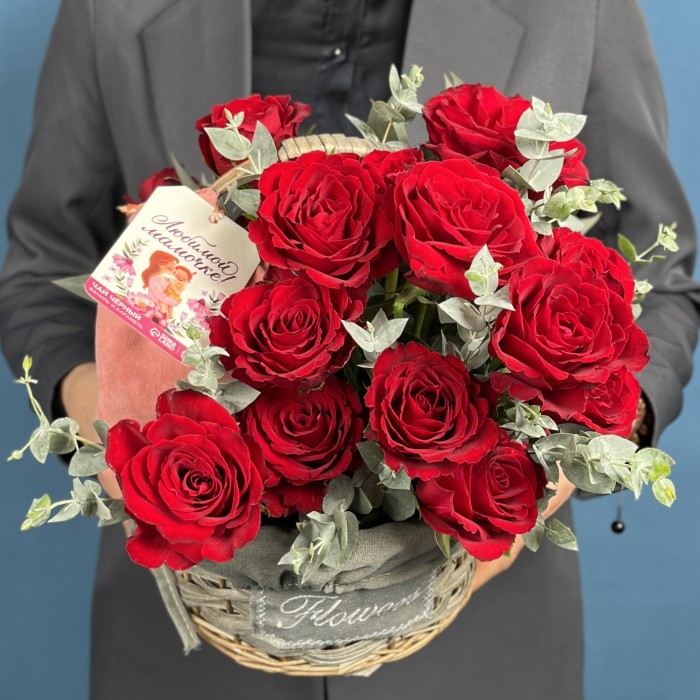 19 красных роз в корзине с чаем Любимой Мамочке