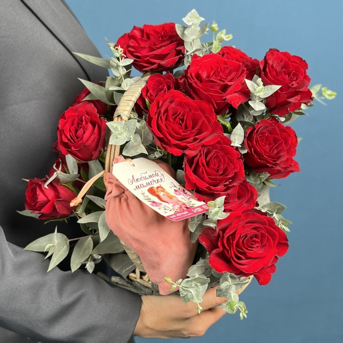 19 красных роз в корзине с чаем Любимой Мамочке