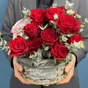 19 красных роз в корзине с чаем Любимой Бабушке