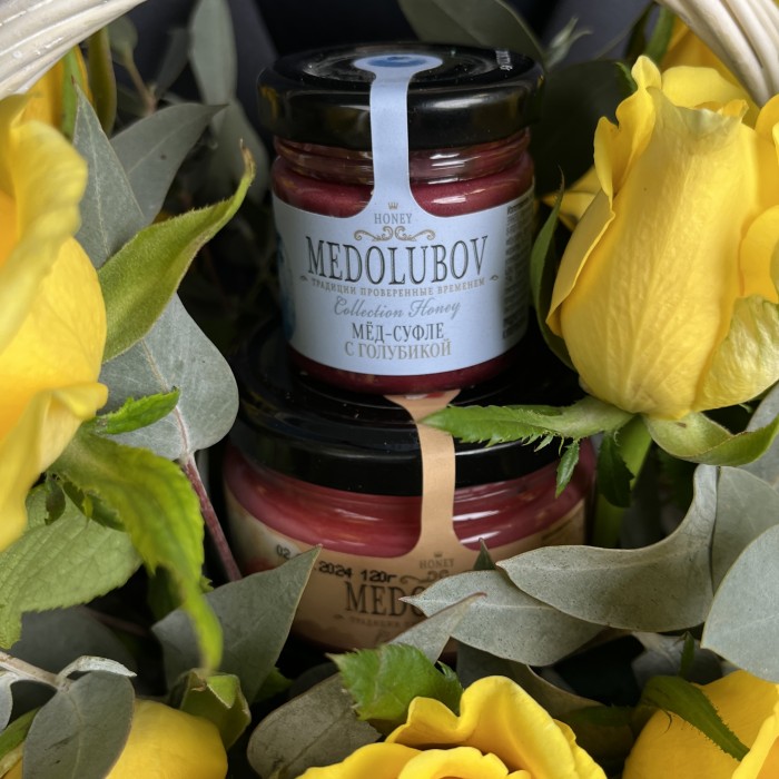 15 желтых роз в корзине с медом