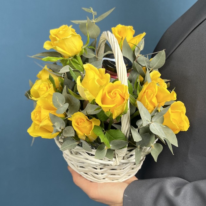 15 желтых роз в корзине с медом