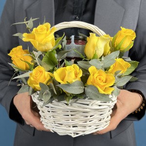15 желтых роз в корзине с медом