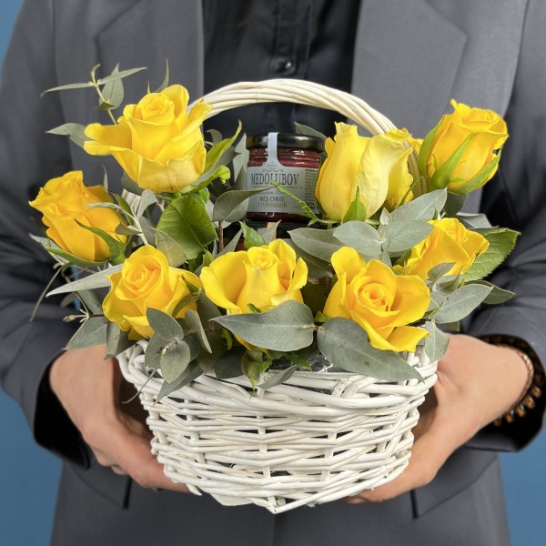 15 желтых роз в корзине с медом