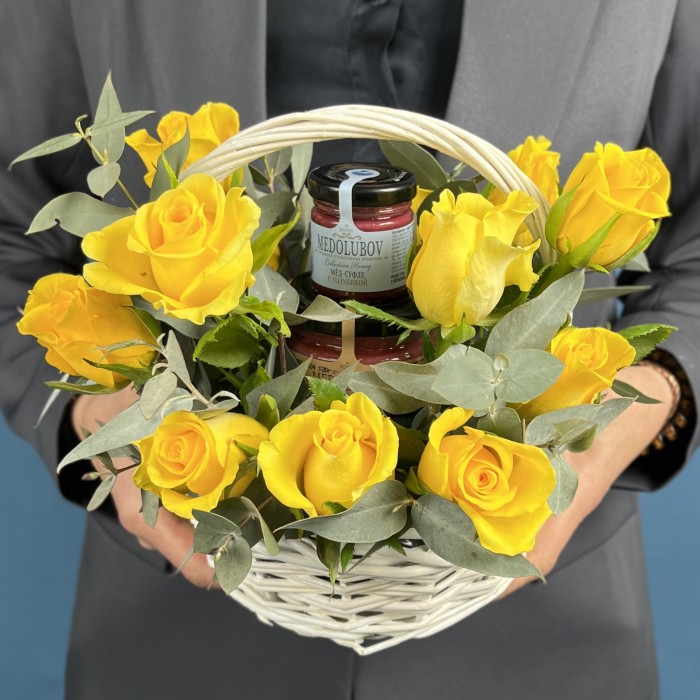 15 желтых роз в корзине с медом