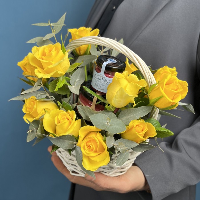 15 желтых роз в корзине с медом