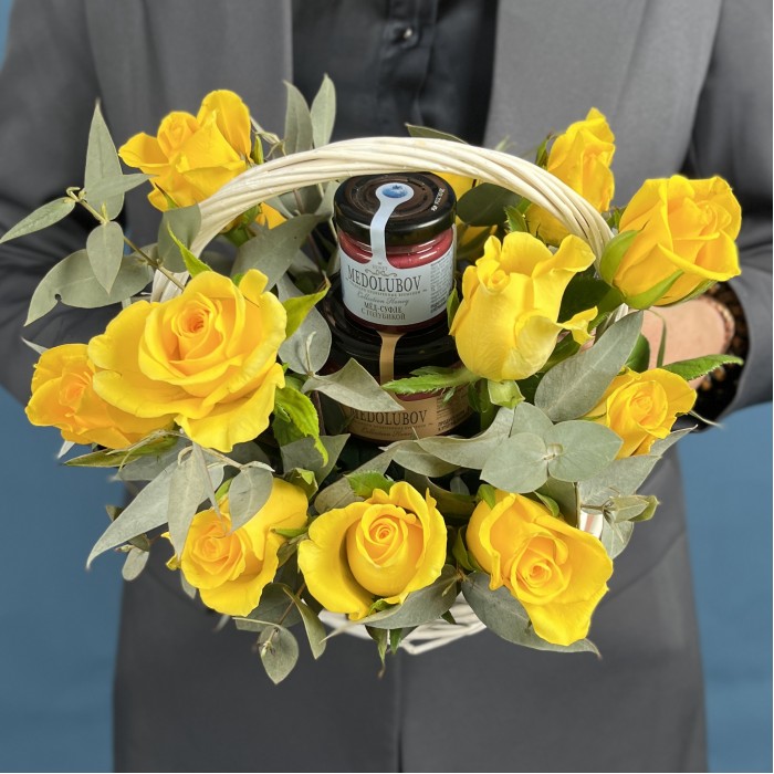 15 желтых роз в корзине с медом