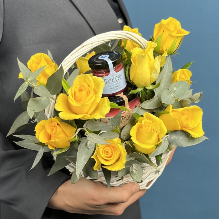 15 желтых роз в корзине с медом
