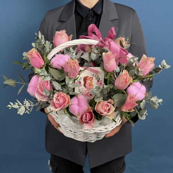 15 роз Роял Атена с чаем Любимой Мамочке в корзине