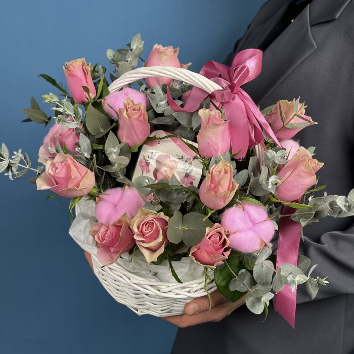 15 роз Роял Атена с чаем Любимой Мамочке в корзине