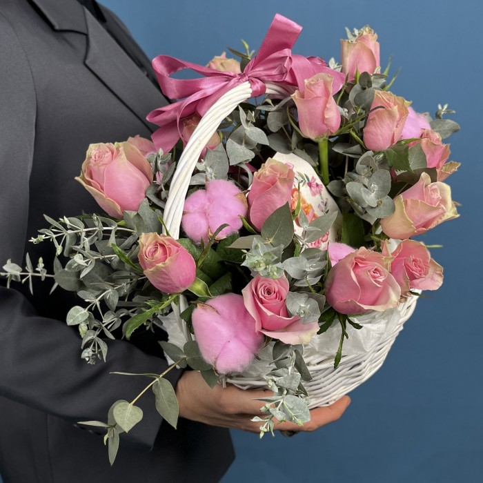 15 роз Роял Атена с чаем Любимой Мамочке в корзине