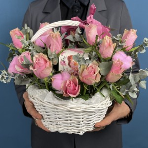 15 роз Роял Атена с чаем Любимой Мамочке в корзине