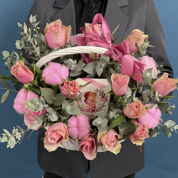 15 роз Роял Атена с чаем Любимой Мамочке в корзине