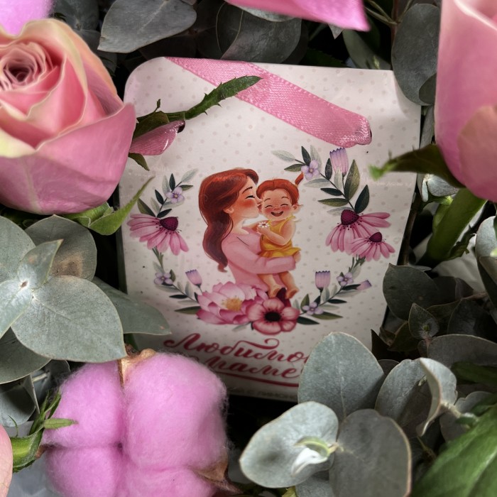 15 роз Роял Атена с чаем Любимой Мамочке в корзине