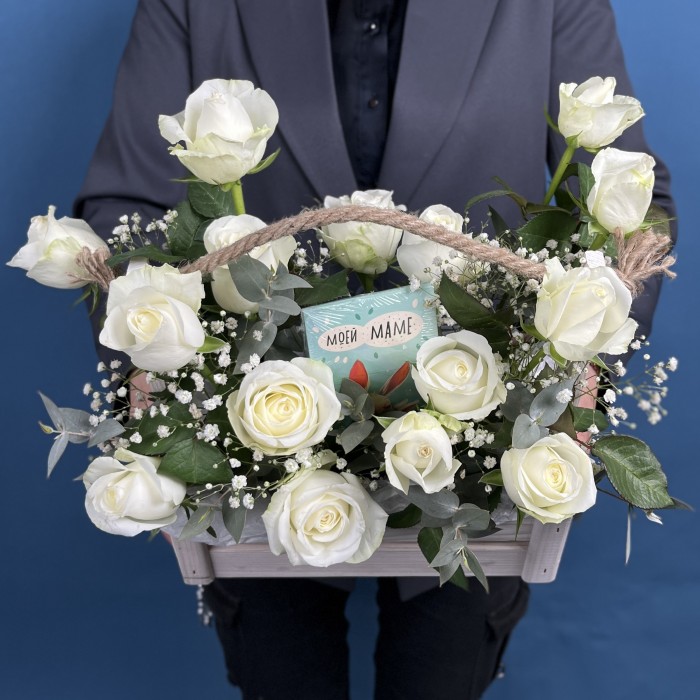 15 белых роз с гипсофиллй в ящике Моей маме