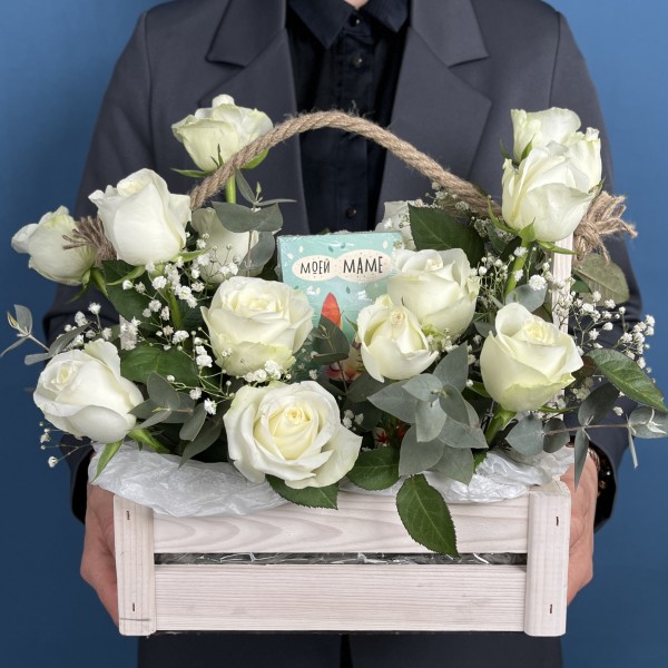 15 белых роз с гипсофиллй в ящике Моей маме