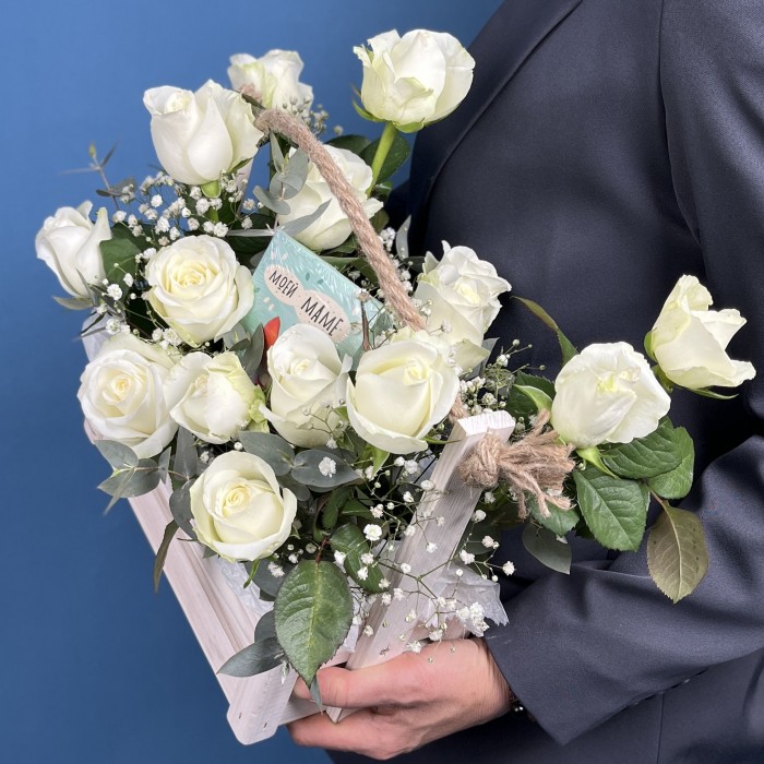15 белых роз с гипсофиллй в ящике Моей маме