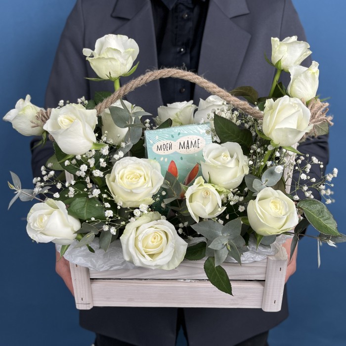 15 белых роз с гипсофиллй в ящике Моей маме