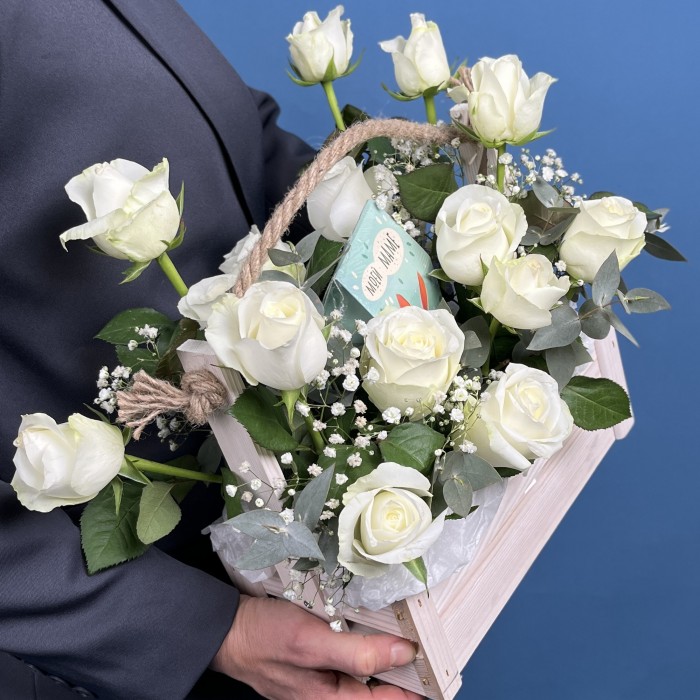 15 белых роз с гипсофиллй в ящике Моей маме