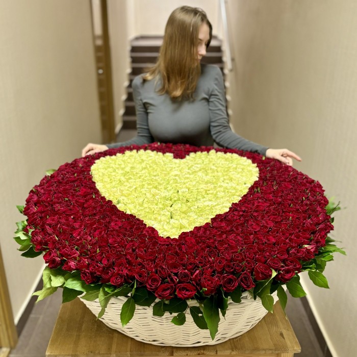 1001 роза Сердце в корзине
