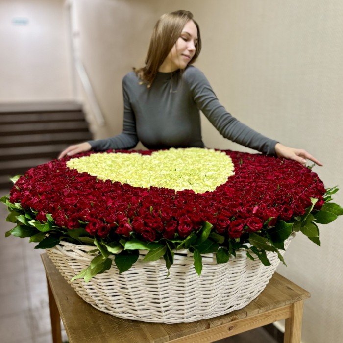 1001 роза Сердце в корзине