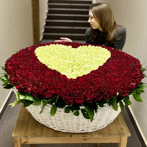 1001 роза Сердце в корзине