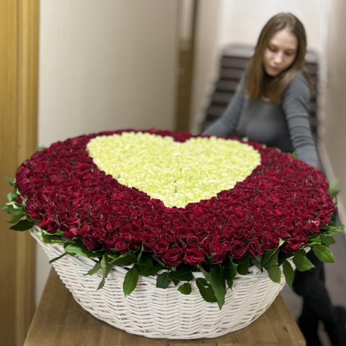 1001 роза Сердце в корзине