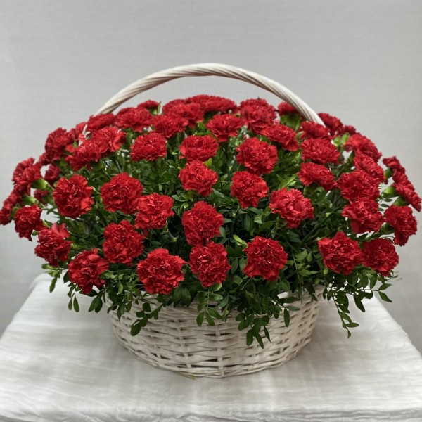 100 красных гвоздик в корзине