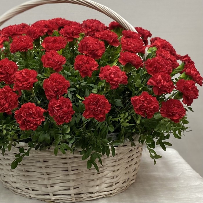 100 красных гвоздик в корзине