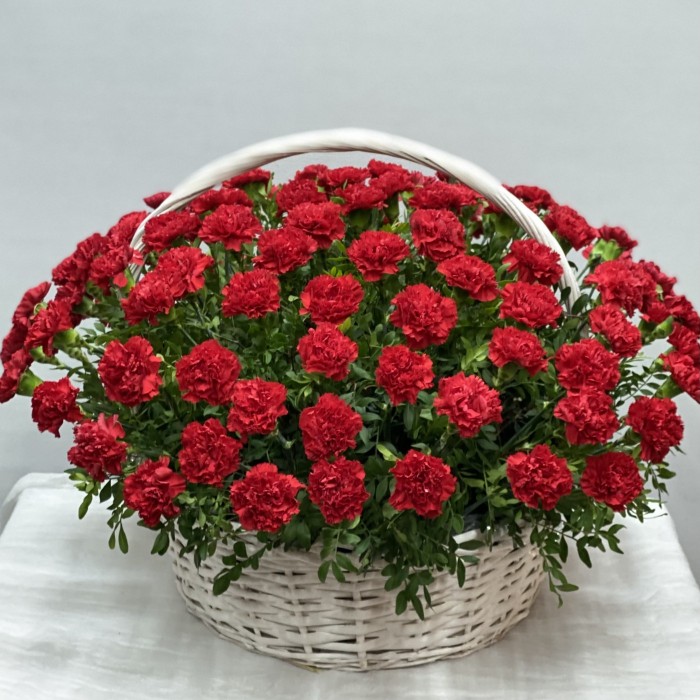 100 красных гвоздик в корзине