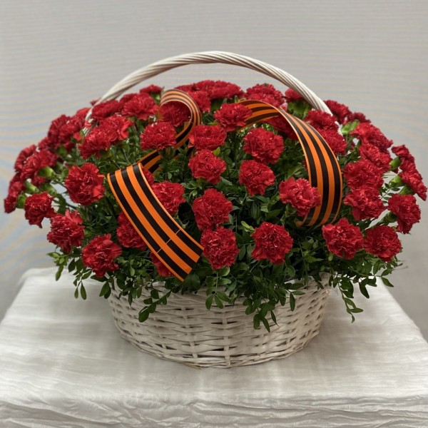 100 красных гвоздик в корзине с лентой