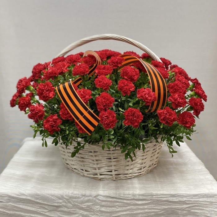100 красных гвоздик в корзине с лентой
