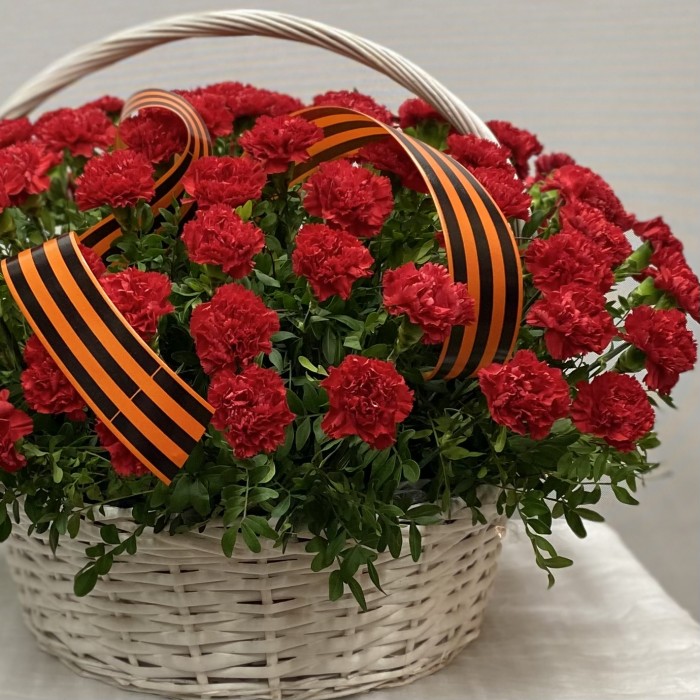 100 красных гвоздик в корзине с лентой