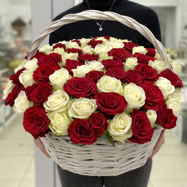 101 белая и красная роза в корзине