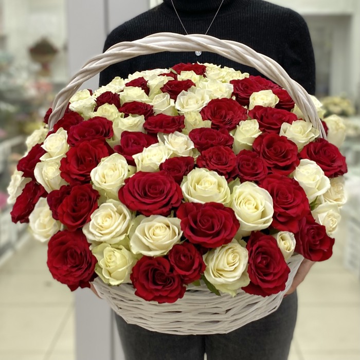 101 белая и красная роза в корзине